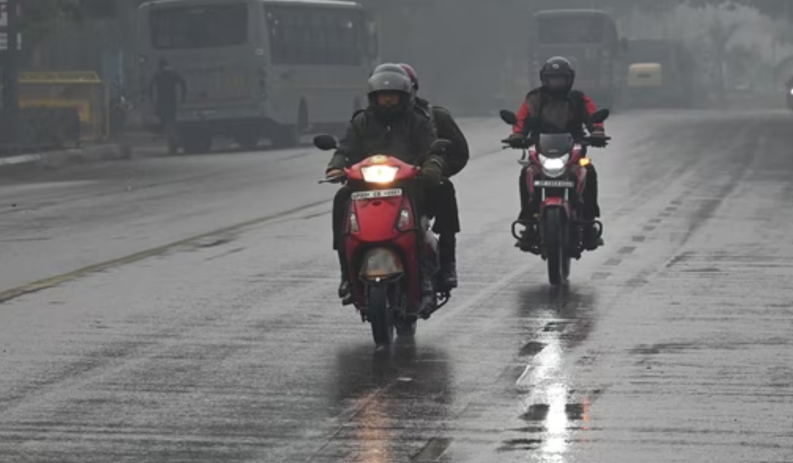 Delhi’s Weather Shift : Light Rain Clears Fog and Brings Chill